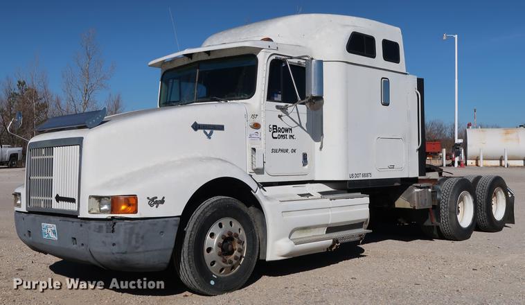 image for item DG3287 1995 International 9400 semi truck