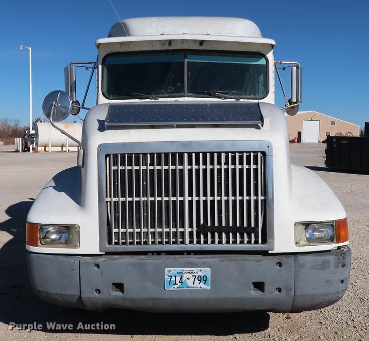 image for item DG3287 1995 International 9400 semi truck