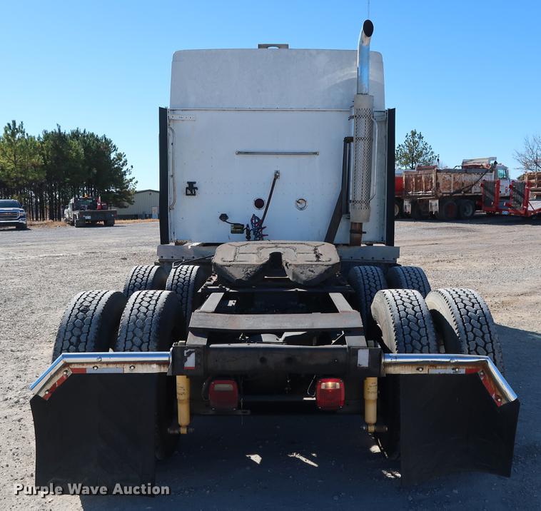 image for item DG3287 1995 International 9400 semi truck