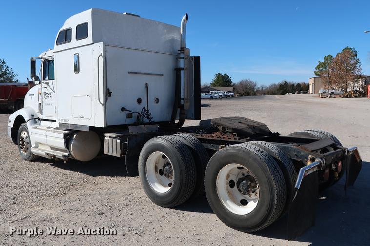 image for item DG3287 1995 International 9400 semi truck