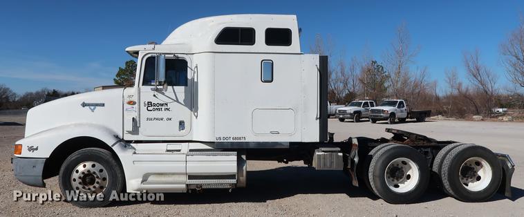 image for item DG3287 1995 International 9400 semi truck