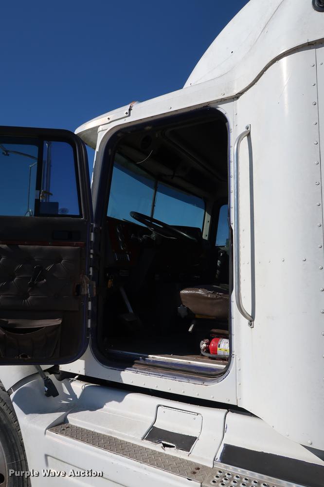 image for item DG3287 1995 International 9400 semi truck