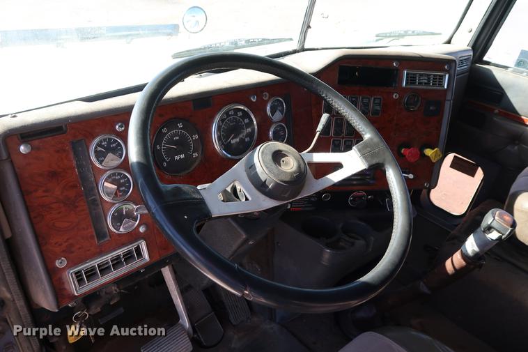 image for item DG3287 1995 International 9400 semi truck