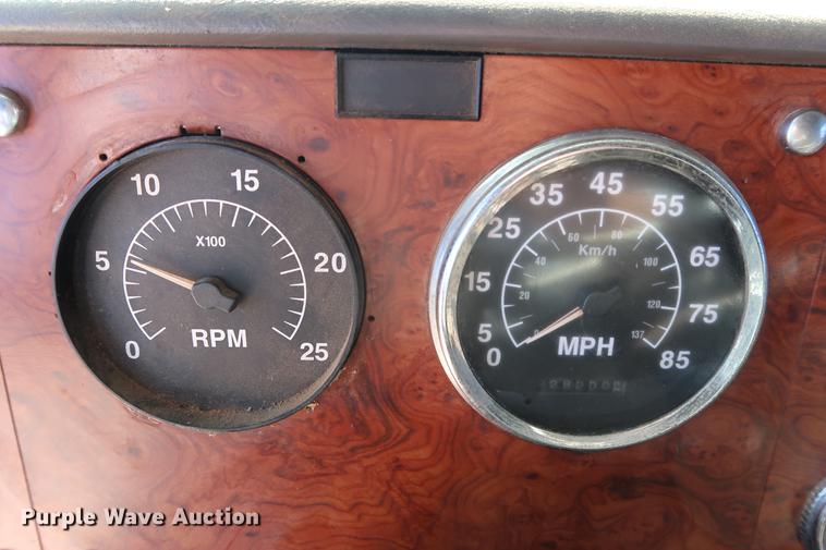 image for item DG3287 1995 International 9400 semi truck