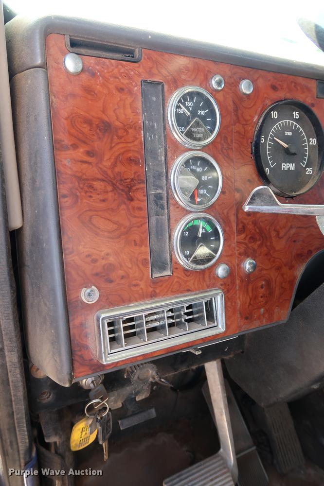 image for item DG3287 1995 International 9400 semi truck