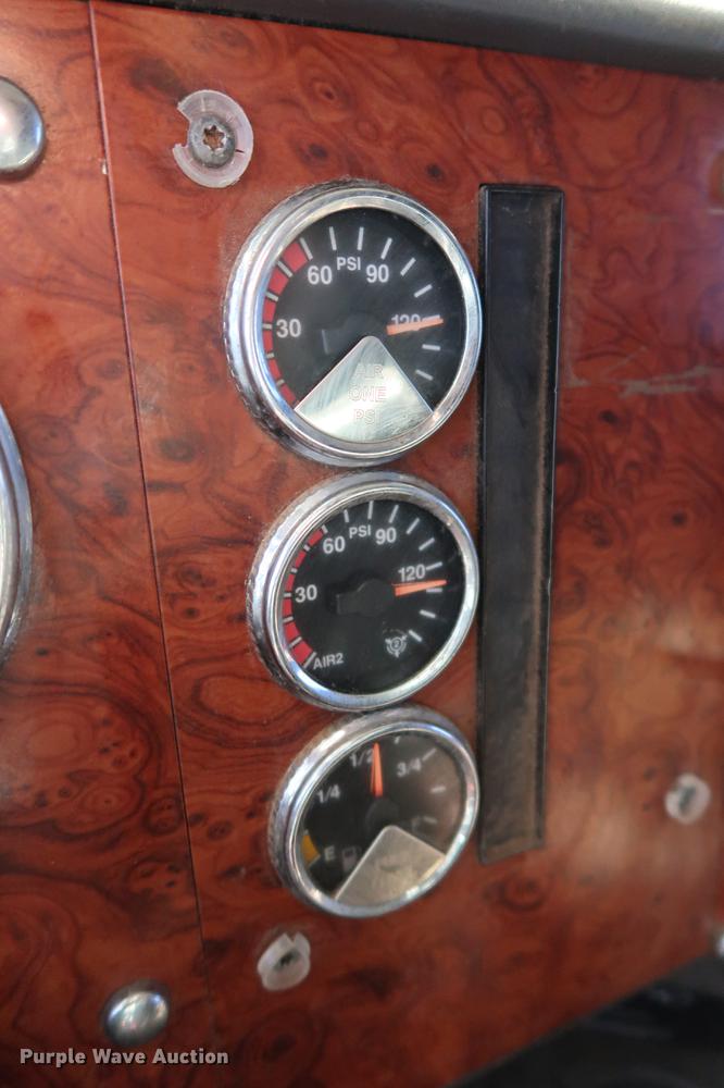 image for item DG3287 1995 International 9400 semi truck