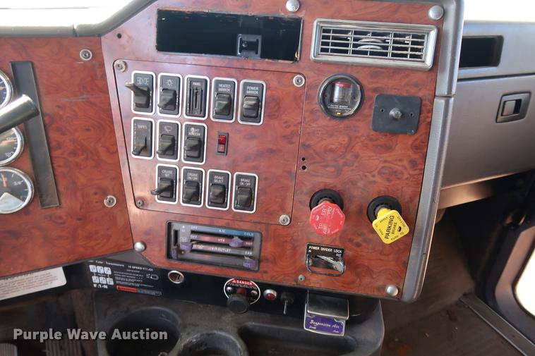 image for item DG3287 1995 International 9400 semi truck