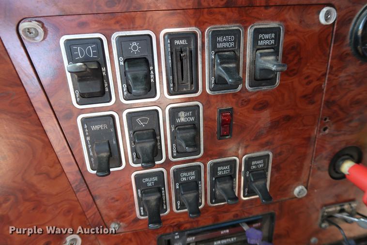 image for item DG3287 1995 International 9400 semi truck