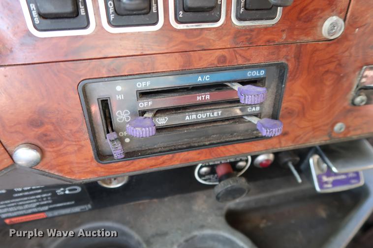 image for item DG3287 1995 International 9400 semi truck