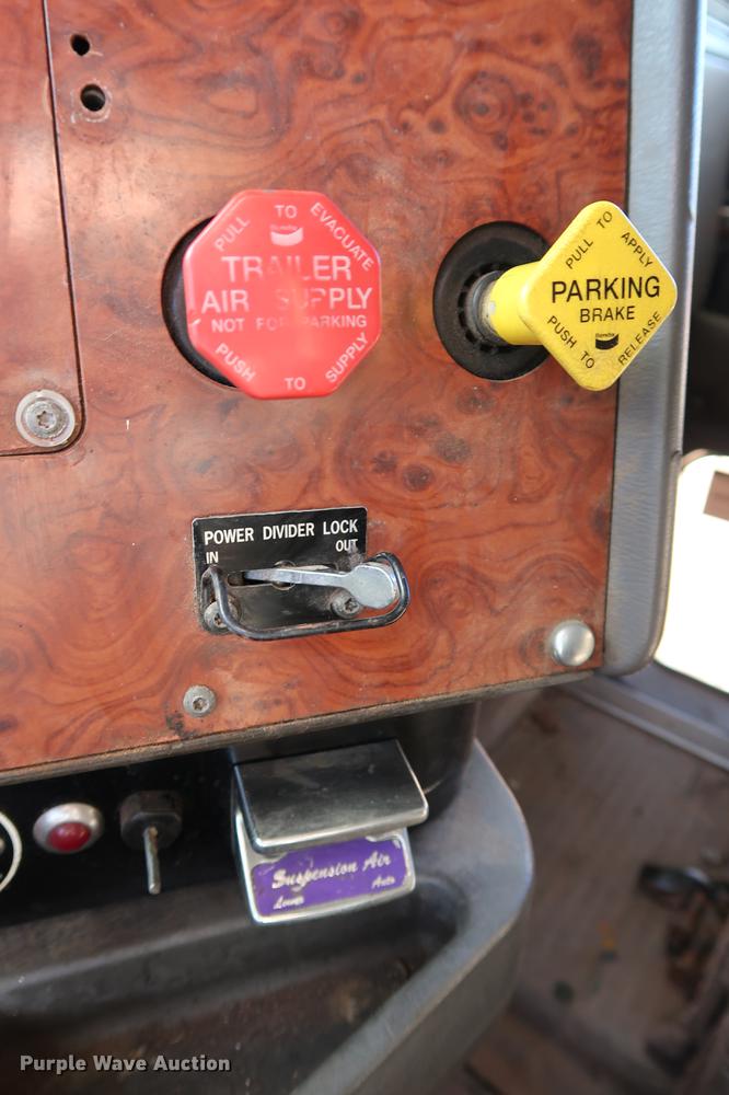 image for item DG3287 1995 International 9400 semi truck