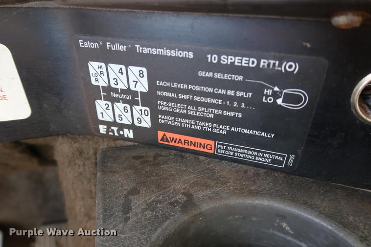 image for item DG3287 1995 International 9400 semi truck