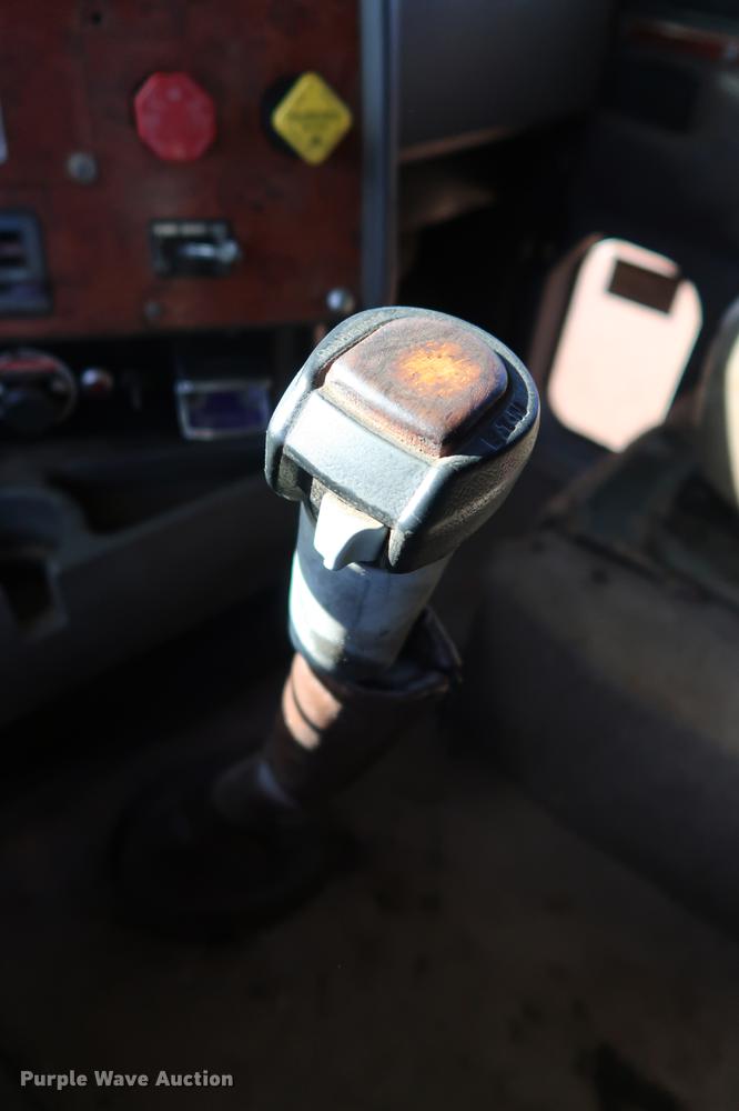 image for item DG3287 1995 International 9400 semi truck