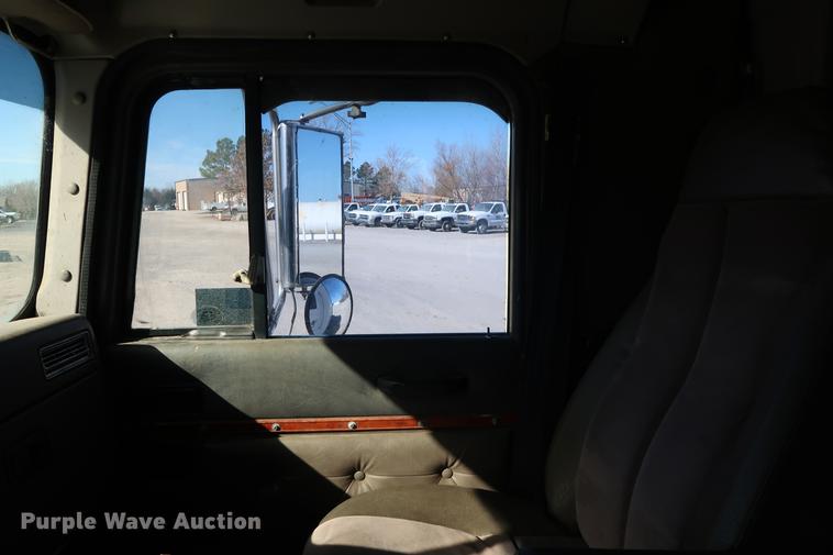 image for item DG3287 1995 International 9400 semi truck