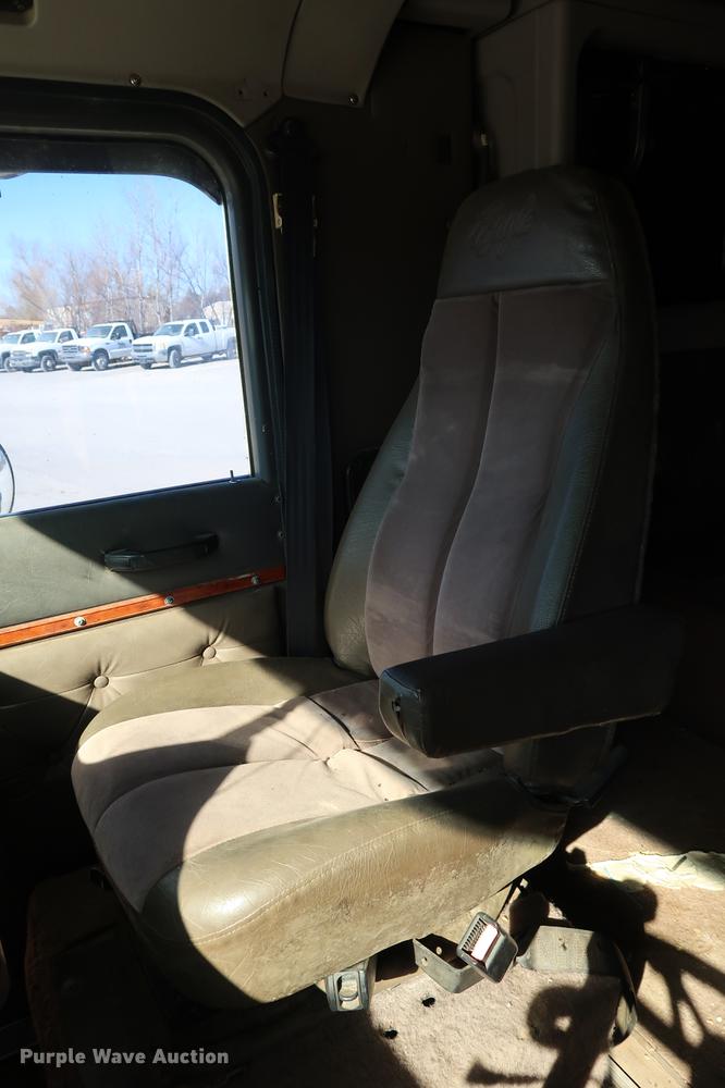 image for item DG3287 1995 International 9400 semi truck