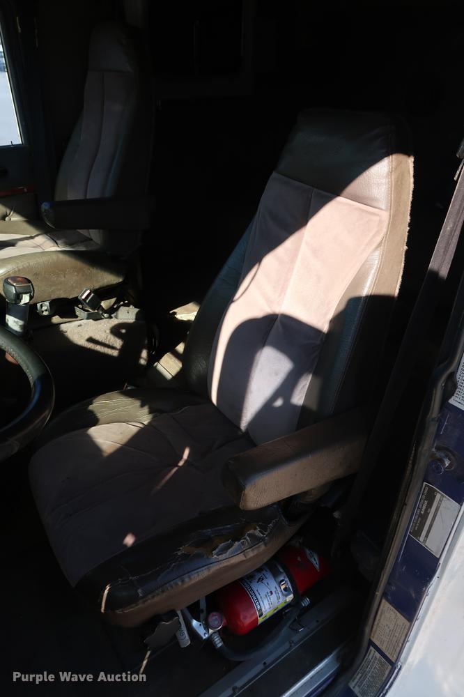 image for item DG3287 1995 International 9400 semi truck