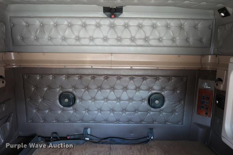 image for item DG3287 1995 International 9400 semi truck