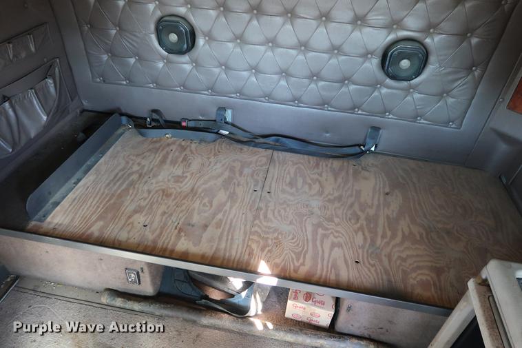 image for item DG3287 1995 International 9400 semi truck