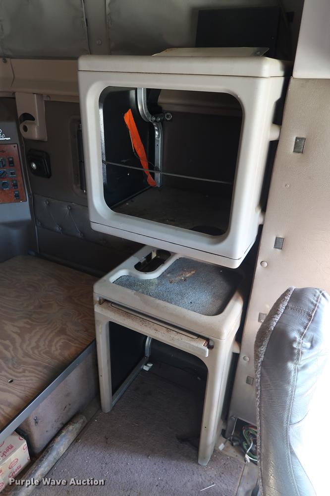 image for item DG3287 1995 International 9400 semi truck