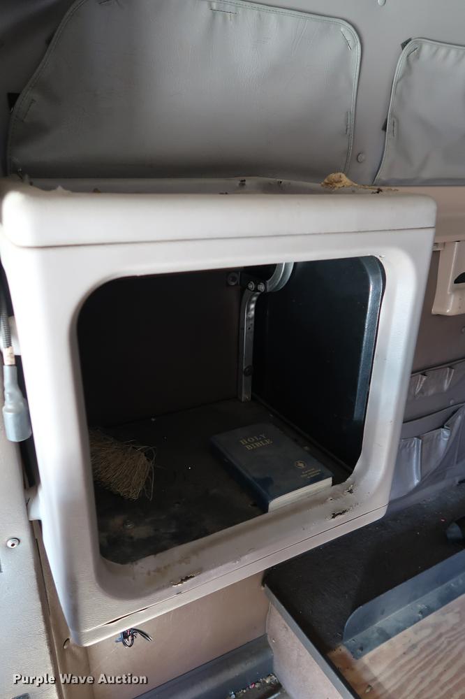 image for item DG3287 1995 International 9400 semi truck