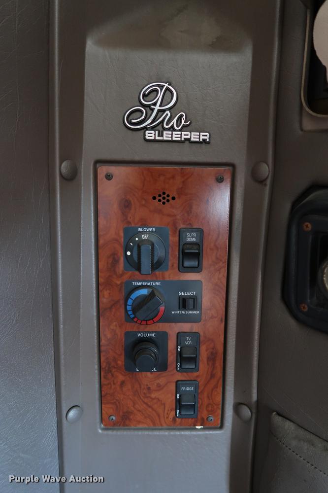 image for item DG3287 1995 International 9400 semi truck