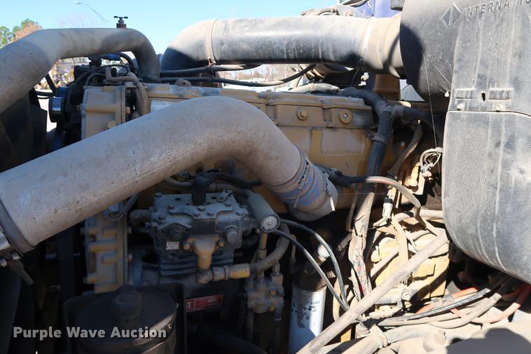 image for item DG3287 1995 International 9400 semi truck