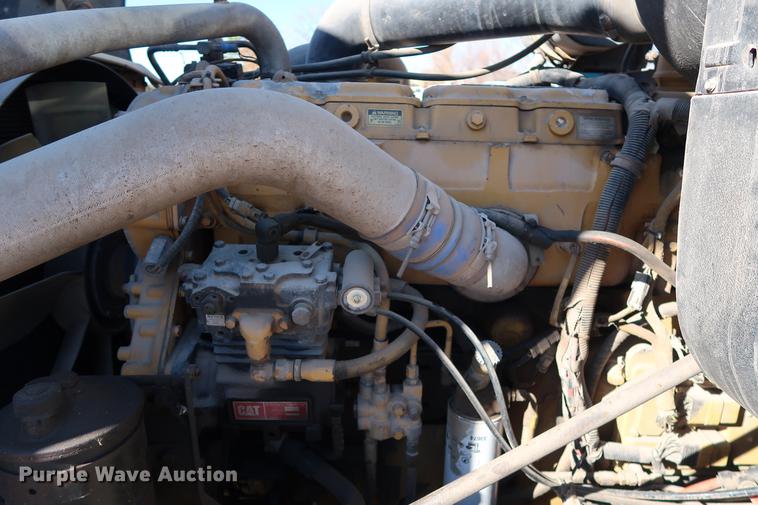 image for item DG3287 1995 International 9400 semi truck