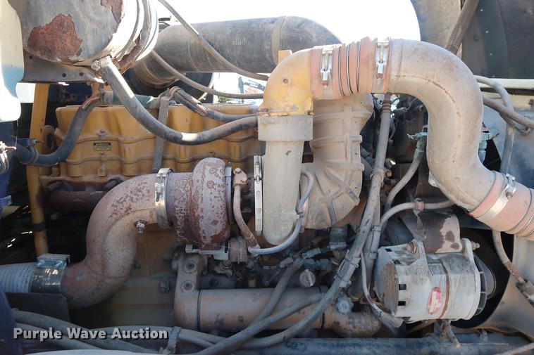 image for item DG3287 1995 International 9400 semi truck