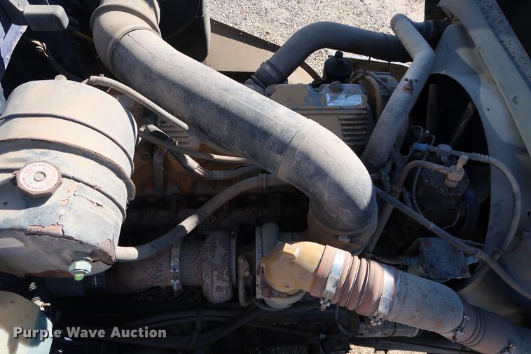 image for item DG3287 1995 International 9400 semi truck