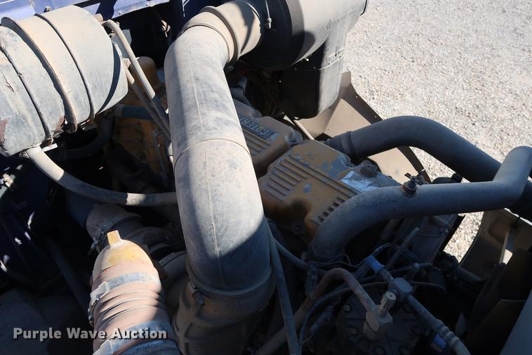 image for item DG3287 1995 International 9400 semi truck