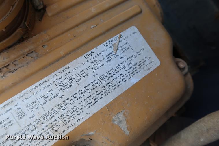 image for item DG3287 1995 International 9400 semi truck