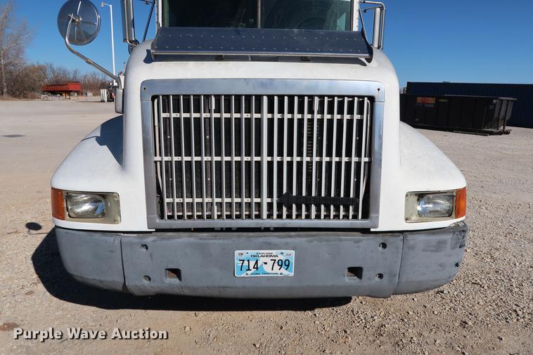 image for item DG3287 1995 International 9400 semi truck