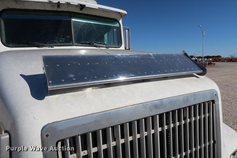 image for item DG3287 1995 International 9400 semi truck