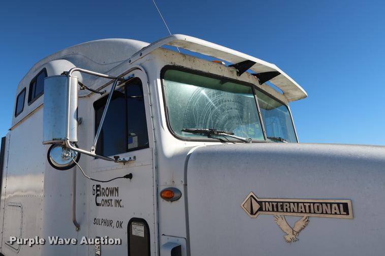 image for item DG3287 1995 International 9400 semi truck