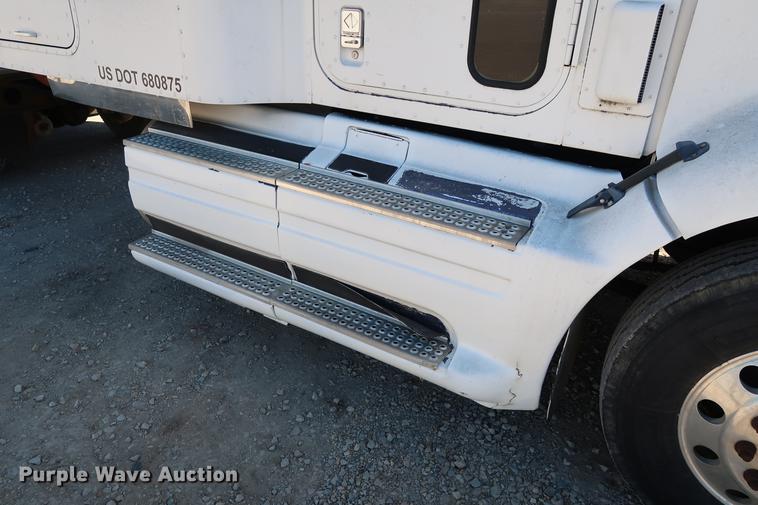 image for item DG3287 1995 International 9400 semi truck