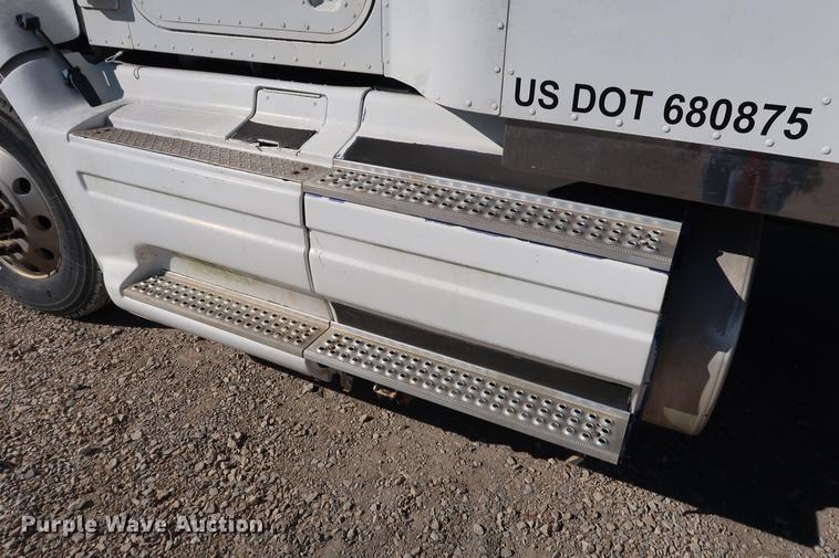 image for item DG3287 1995 International 9400 semi truck