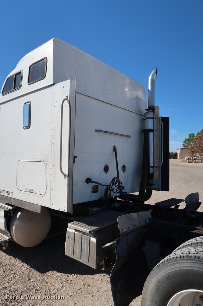 image for item DG3287 1995 International 9400 semi truck