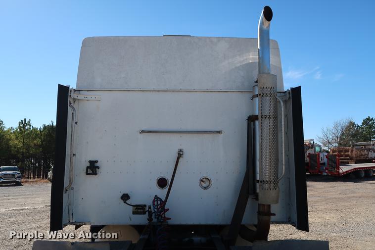 image for item DG3287 1995 International 9400 semi truck