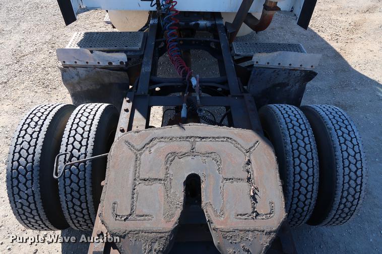 image for item DG3287 1995 International 9400 semi truck