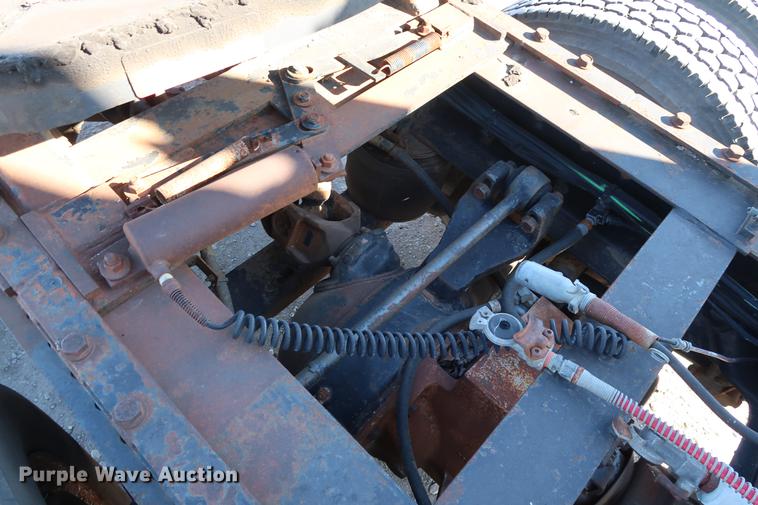 image for item DG3287 1995 International 9400 semi truck