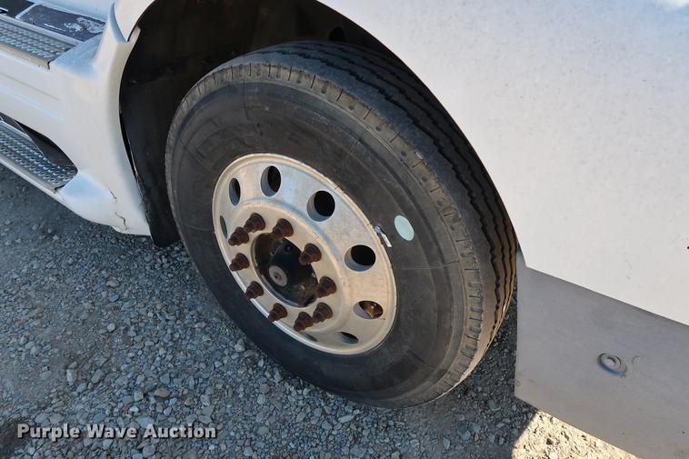 image for item DG3287 1995 International 9400 semi truck