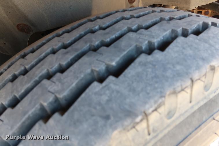 image for item DG3287 1995 International 9400 semi truck