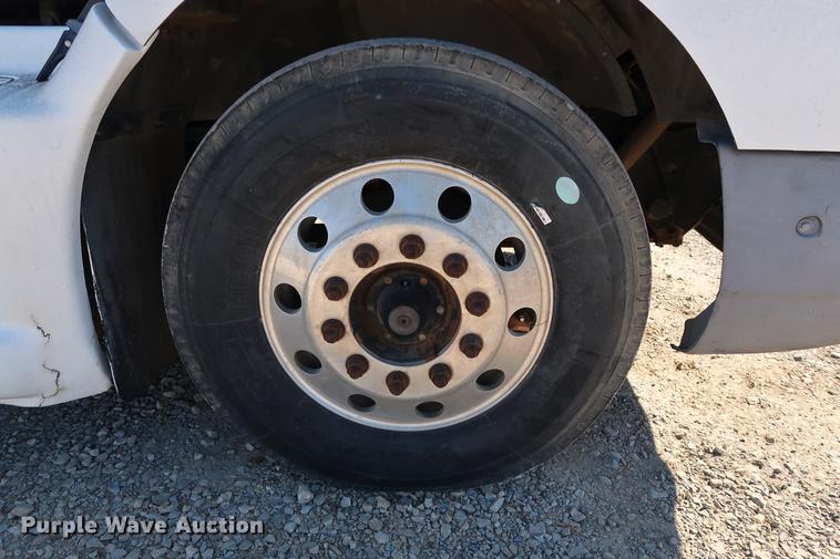 image for item DG3287 1995 International 9400 semi truck