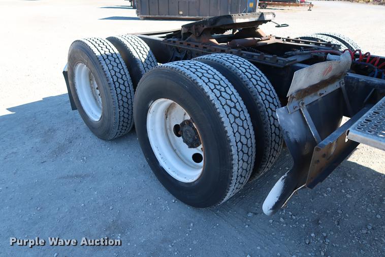 image for item DG3287 1995 International 9400 semi truck