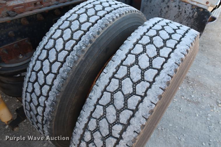 image for item DG3287 1995 International 9400 semi truck