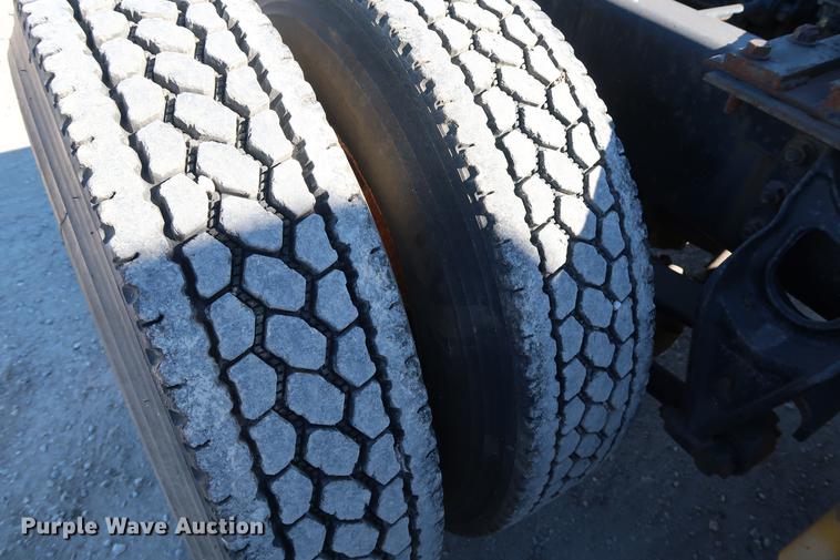 image for item DG3287 1995 International 9400 semi truck