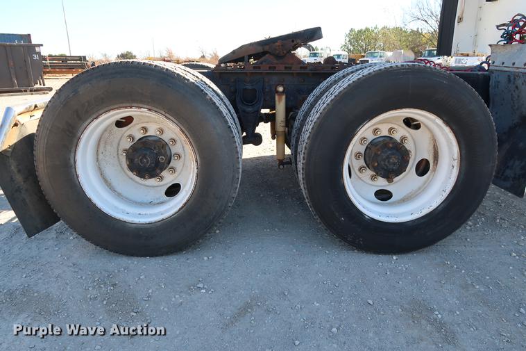 image for item DG3287 1995 International 9400 semi truck