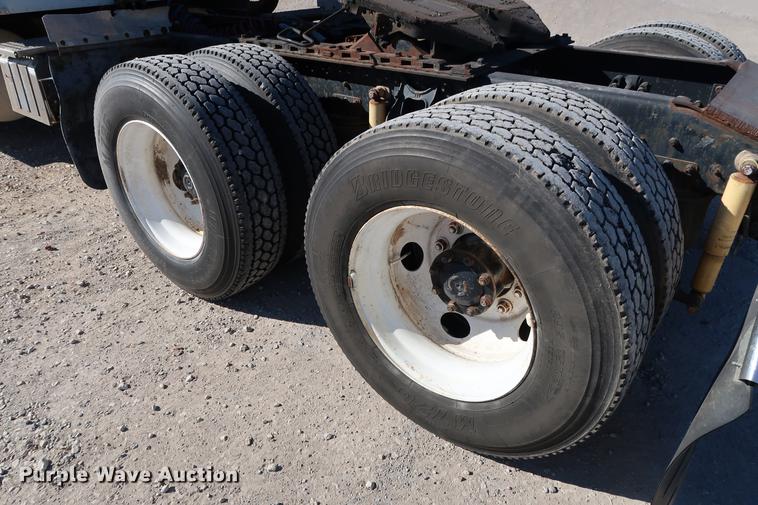 image for item DG3287 1995 International 9400 semi truck