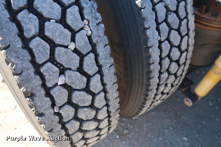 image for item DG3287 1995 International 9400 semi truck