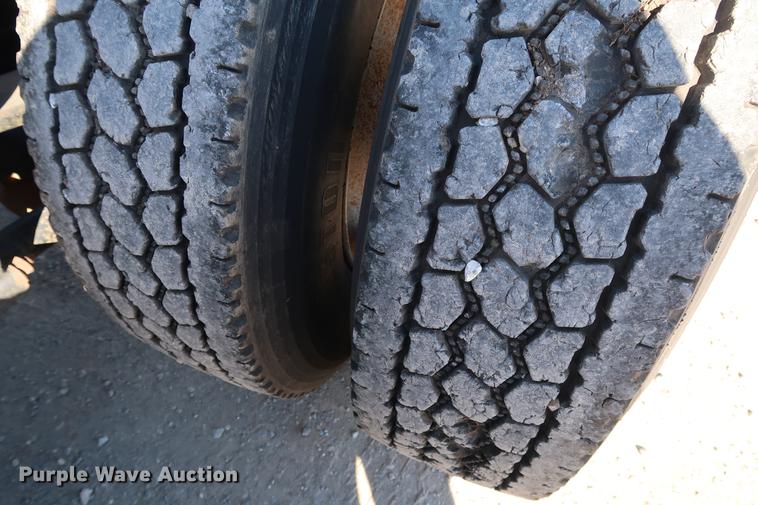 image for item DG3287 1995 International 9400 semi truck