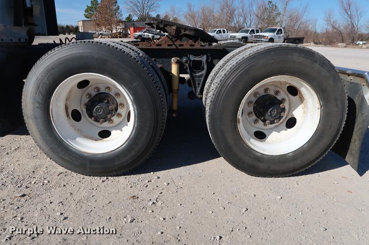 image for item DG3287 1995 International 9400 semi truck